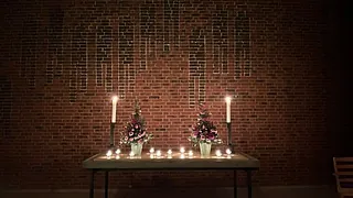 Tændte lys på alterbord